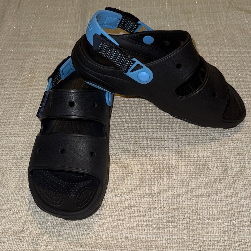 CROCS Woman’s Black and Blue Sandals Size 8 - Picture 4 of 5
